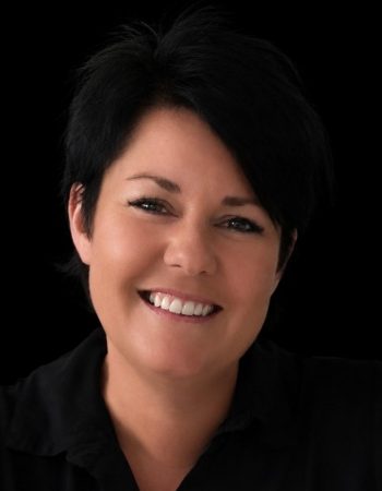 Portraitaufnahme von Jasmin aus dem Team von zahnhoch3 – Zentrum für Zahnmedizin Alte Ziegelei in Spardorf bei Erlangen